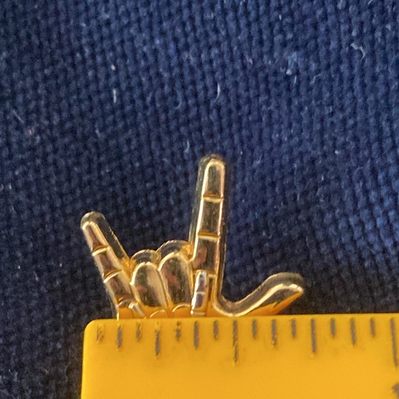 “I love you” in sign language Silver-toned Hand inside a gold-toned hand pin - Picture 5 of 6